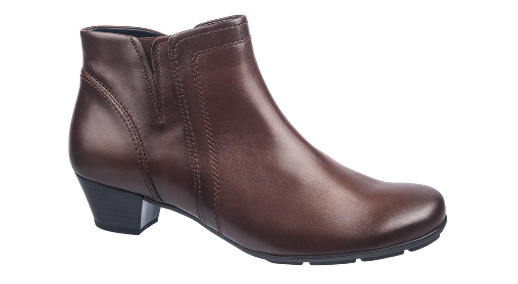 Gabor ankle boot in tan leather.