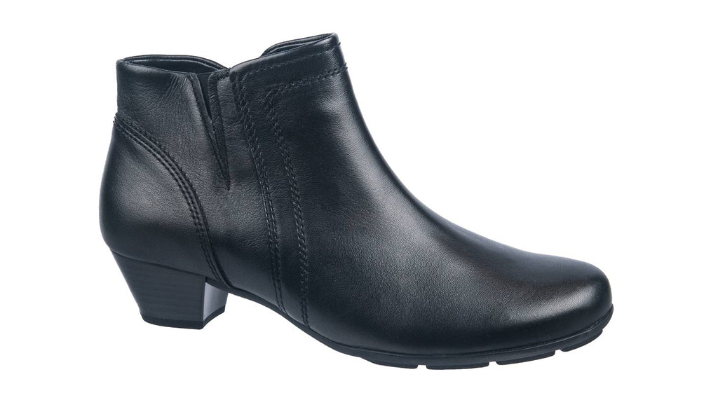 Gabor ankle boot in black leather.